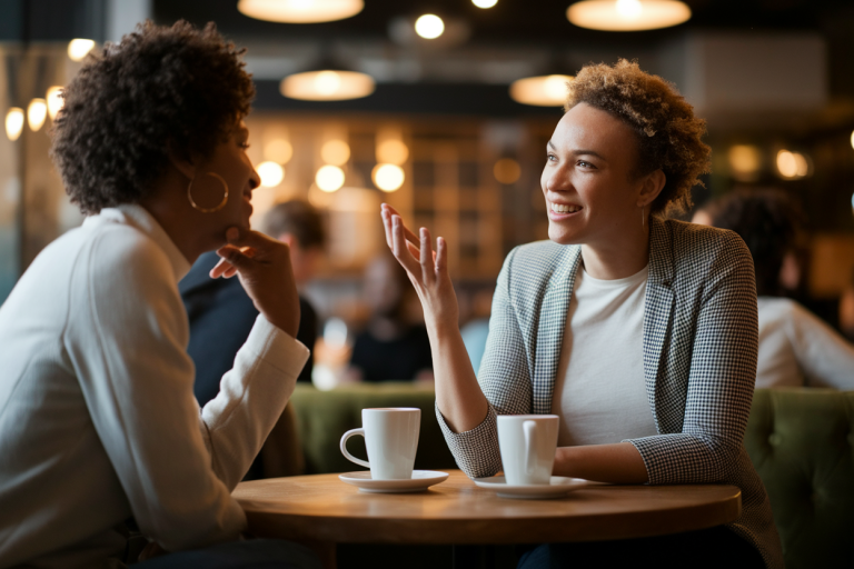 deux-personnes-conversation-cafe