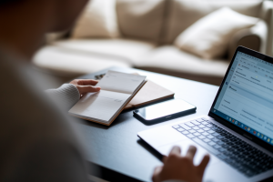 personne-dos-bureau-ordinateur-smartphone
