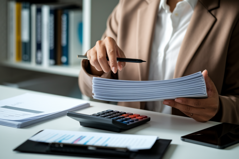 personne-bureau-papiers-calculatrice